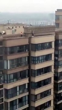 طفلان يقفزان من أعلى ناطحة سحاب في فيديو يحبس الأنفاس