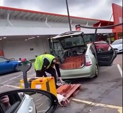 Un homme veut absolument charger tout une palette de briques dans sa voiture !