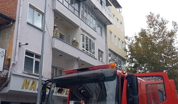 3 yaşındaki çocuk, doğal gaz kombisine dayalı kanepeyi yaktı