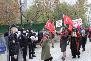 Tải video: VAN'DA EVLAT EYLEMİNDEKİ BABA: ÇOCUĞUMUN ELİNE ÖNCE PATLAYICI VERDİLER, SONRA DAĞA KAÇIRDILAR