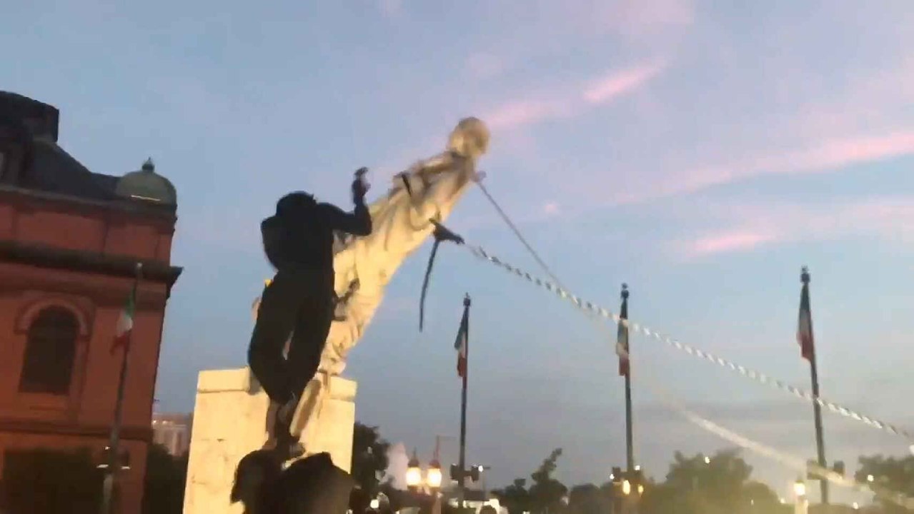 Derrumbe de la estatua de Cristobal Colón en Baltimore, EEUU.