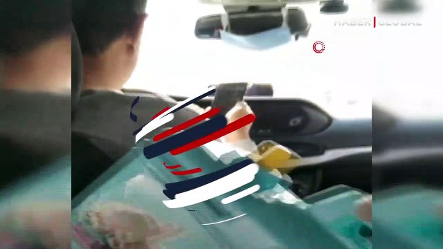 Esenyurt'ta yolcu taşıyan taksici seyir halindeyken telefondan at yarışı izledi, maskeyi de dikiz aynasına taktı