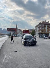 Tünelin beton kaplaması, üzerine düştüğü aracı kullanılamaz hale getirdi