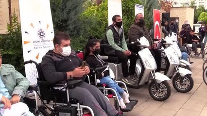 28 engelliye akülü ve manuel tekerlekli sandalye hediye edildi