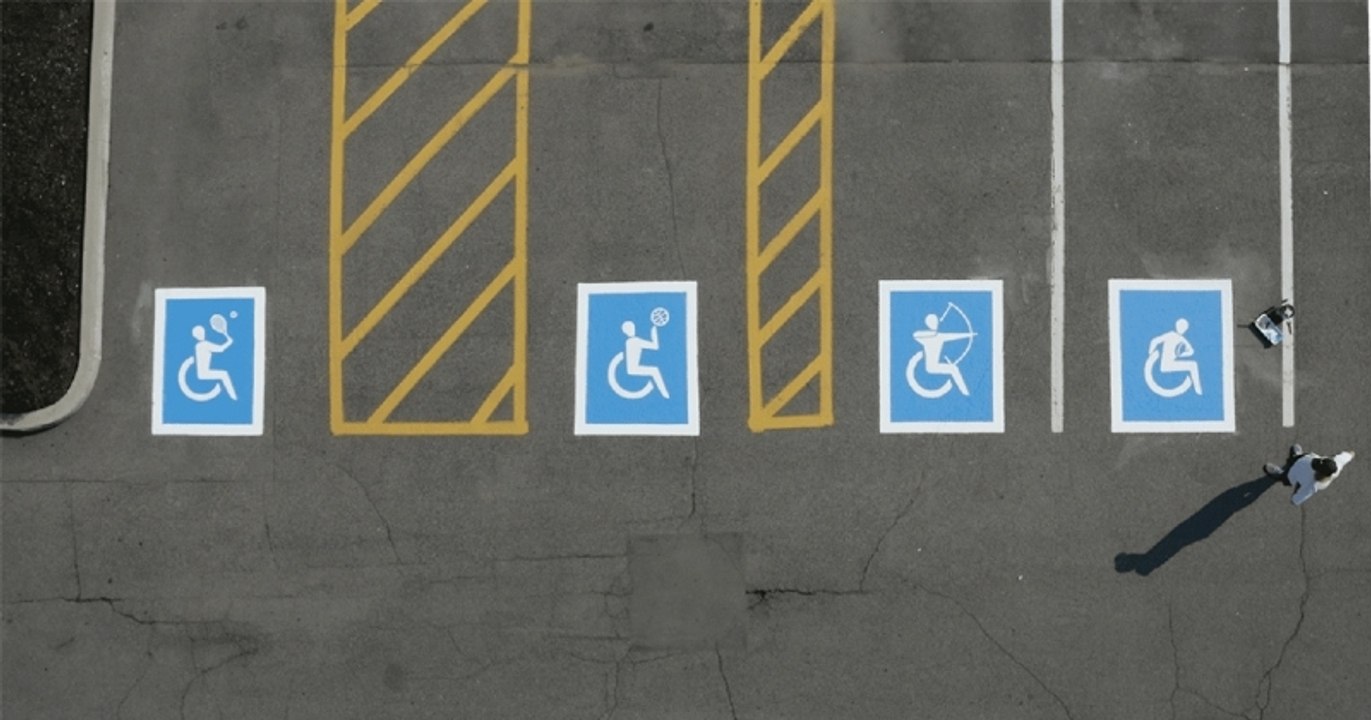 Decathlon remplace le symbole du handicap de ses parkings par des logos sportifs