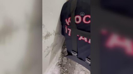 Çatı oluğuna sıkışan kedi yavrusu itfaiye tarafından kurtarıldı