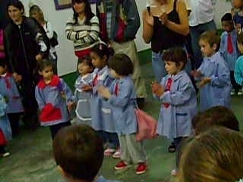 cantando una cancion en el patio
