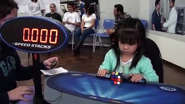 Cette fillette de 3 ans résout un Rubik's Cube à une vitesse folle