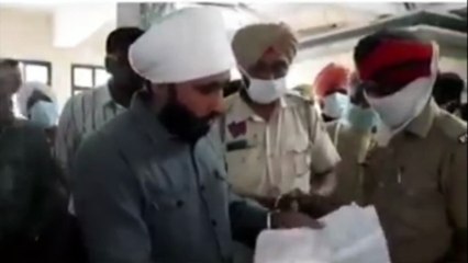 ਬਰਨਾਲਾ ਜੇਲ੍ਹ ਚੋਂ ਮਾਨਸਾ ਪੇਸ਼ੀ ਭੁਗਤਣ ਗਏ ਕਰਮਜੀਤ ਸਿੰਘ ਪੁੱਤਰ ਨਿਰਮਲ ਸਿੰਘ ਵਾਸੀ ਪਿੰਡ ਬੱਲਮਗੜ੍ਹ ਤਹਿਸੀਲ ਸਮਾਣਾ ਨੇ ਆਪਣੀ ਪਿੱਠ ਤੇ ਲਿਖਿਆ ''ਅੱਤਵਾਦੀ'' ਜੱਜ ਨੂੰ ਵਿਖਾਇਆ