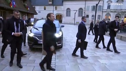 ماكرون يمنح ميركل أعلى وسام في بلاده ويقول في وداعها "فرنسا تحبك"