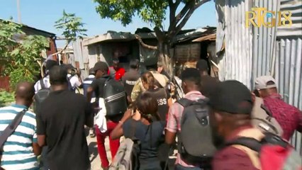 Jimmy Chérizier alyas Barbecue pòt pawòl G-9 la vizite Lasalin, li rantre nan mache kwabosal