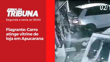Flagrante: Carro atinge vitrine de loja em Apucarana