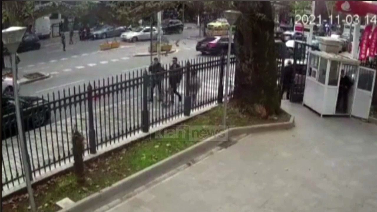 Pamjet e rënda, këmbësorja “fluturon” në ajër pasi përplaset nga makina