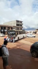 Passageiros empurram ônibus quebrado no meio da pista no Sol Nascente