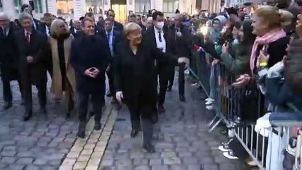 Download Video: Tour d'addio di Angela Merkel in Francia: Macron la decora con la Legion d'Onore