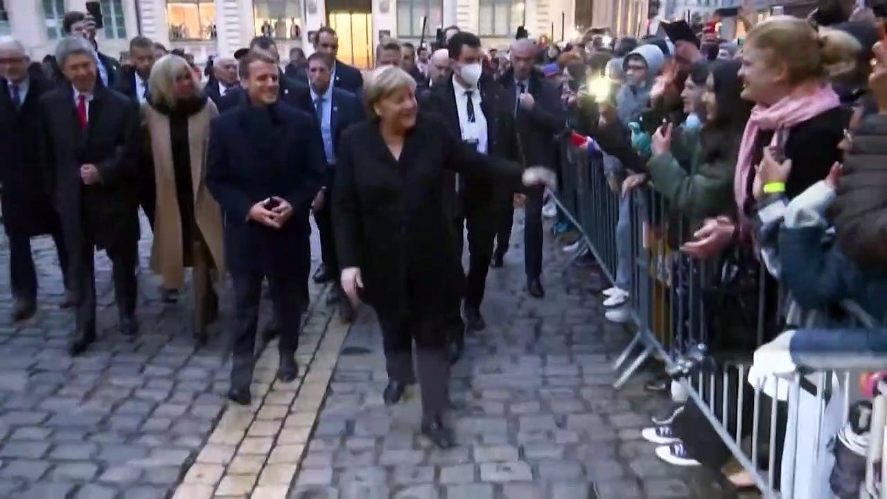 Wein, Blumen, Tränen: Merkels Abschiedsbesuch bei Macron im Burgund