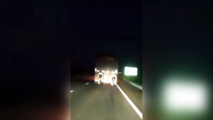 "É um perigo isso", diz motorista ao flagrar ciclistas 'colados' na traseira de carreta