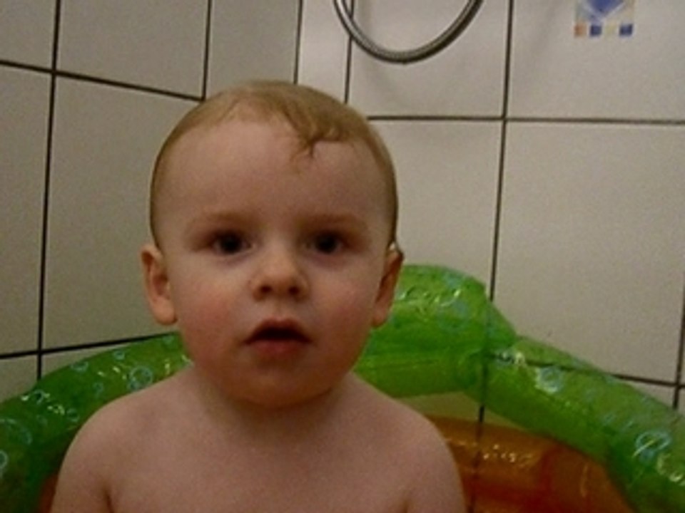 Nathan 2 ans dans le bain