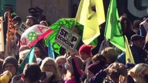 Manifestantes ambientalistas protestan en Glasgow contra el 