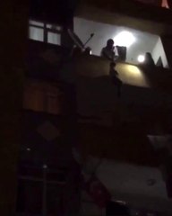 Küçük çocuğu çarşafla sarkıttılar