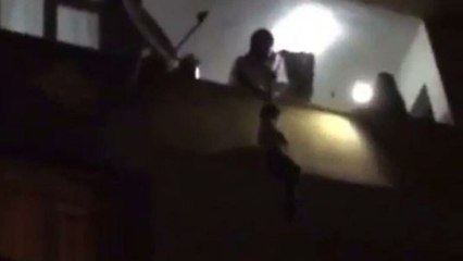 Anahtarını unuttular, akılalmaz yöntemle eve girmeye çalıştılar