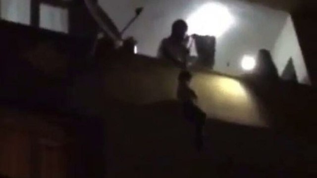 Anahtarını unuttular, akılalmaz yöntemle eve girmeye çalıştılar