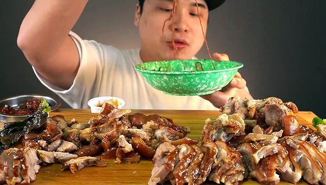 Thánh ăn mukbang ăn thịt chân giò rắc vừng thơm ngon béo ngậy