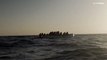 Barco de resgate com 800 migrantes a bordo procura ajuda