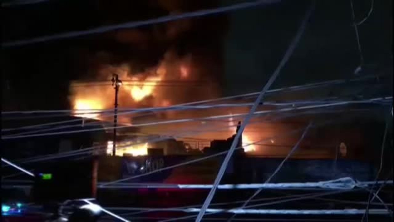 Un cortocircuito provoca un voraz incendio en el mercado más popular de Paraguay y arrasa 35 locales