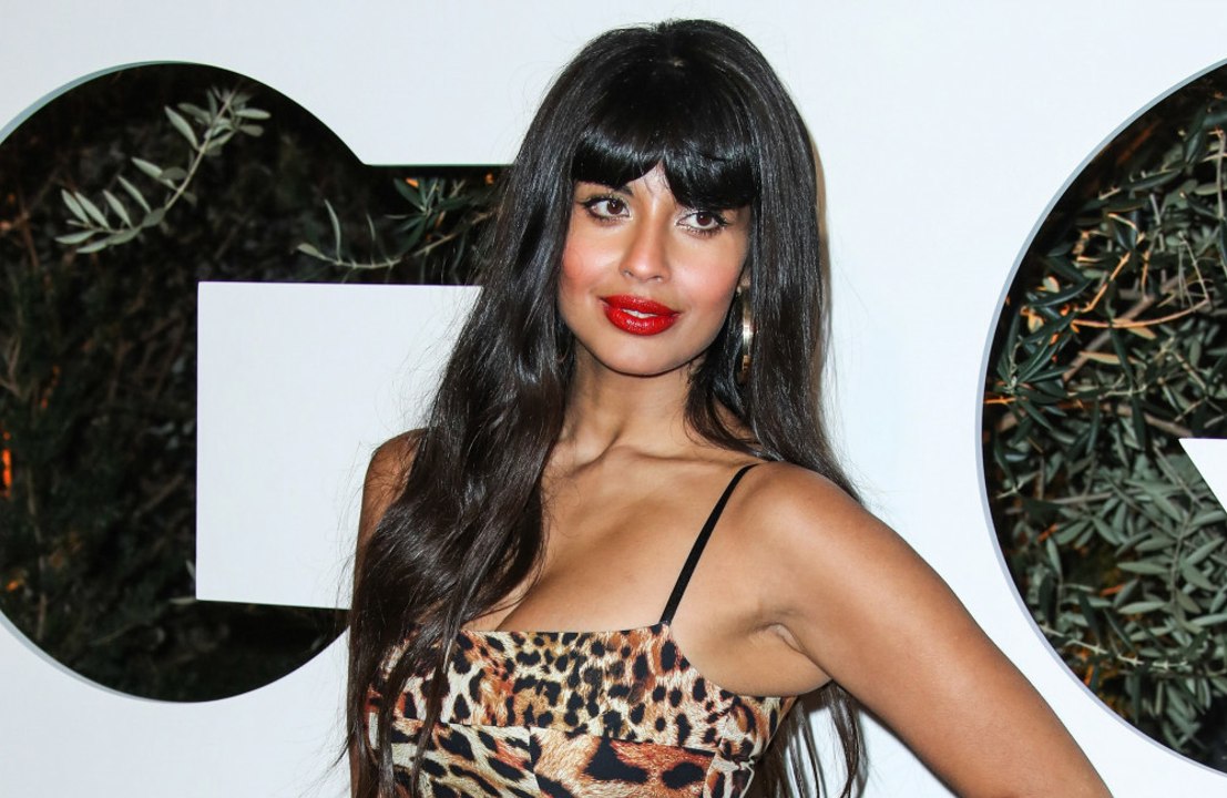 Jameela jamil: küss den popo, schöne frau