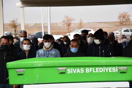 Dillerde pelesenk olan Sen Sivas'ı seyret yar ben de seni türküsü öksüz kaldı