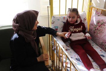 TEDAVİ EDİLEN 6 KELEBEK HASTASI, İLK KEZ KATI YİYECEK YEDİ