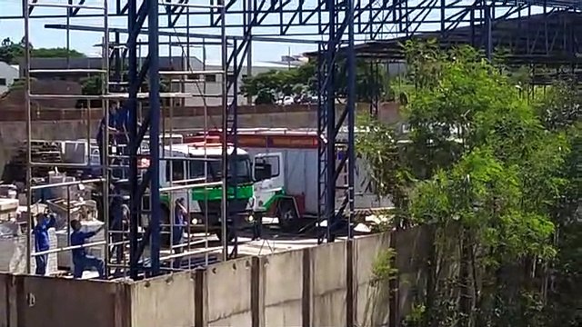 Incêndio de grandes proporções atinge empresa de estofados em Umuarama