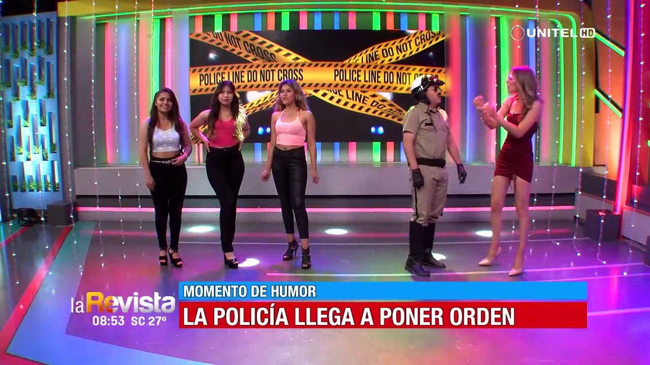 Humor: Azafatas fueron arrestadas por trabajar en la feria sin estar solteras
