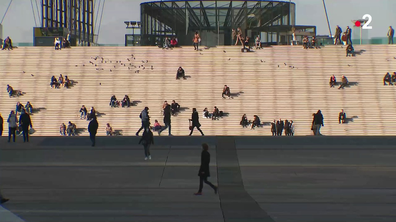 Le 13h de France 2 de Julian Bugier perturbé en direct depuis Dieppe: "Macron démission ! Benalla en prison !" - VIDEO