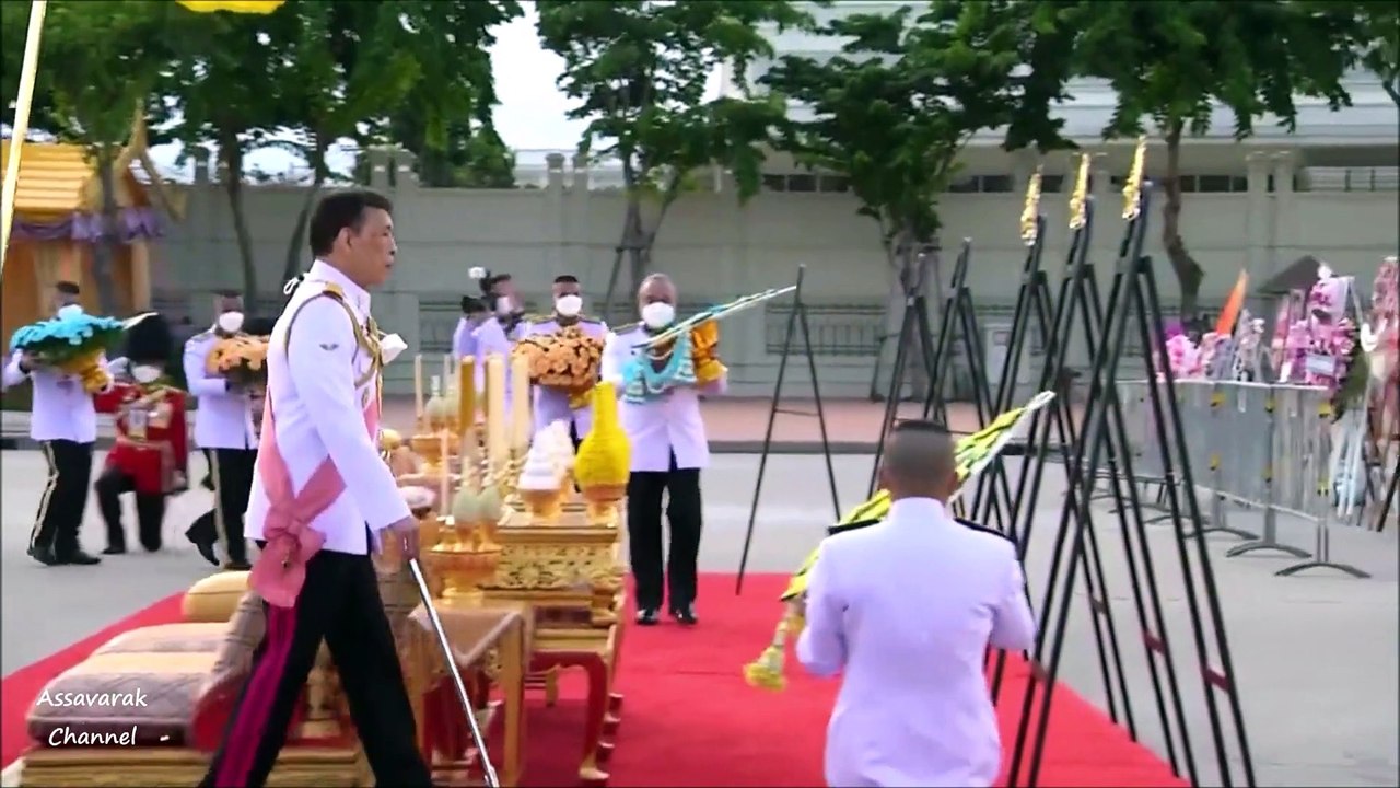 ในหลวง พระราชินี เจ้าฟ้าพัชรกิติยาภา เจ้าฟ้าสิริวัณณวรี เจ้าคุณพระสินีนาฏทรงวางพวงมาลา วันปิยมหาราช