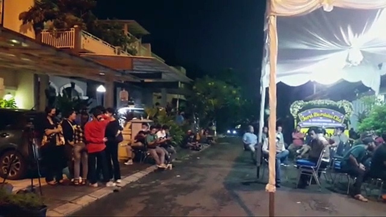 Suasana Malam  Di rumah Duka Menanti Kedatangn Jenazah Vanessa_angel
