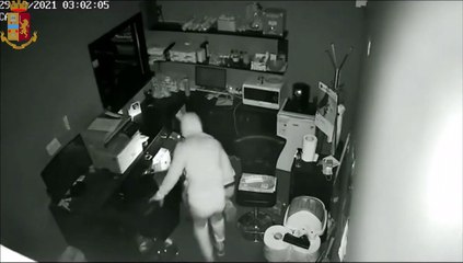 Torino, i ladri irrompono nella sala slot ma le telecamere vedono tutto