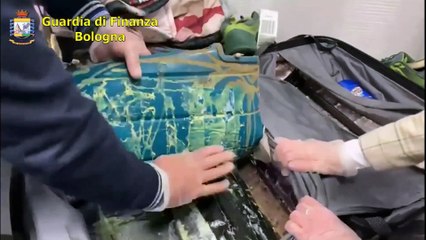 All'aeroporto di Bologna trovata eroina in alcune valigie: avrebbe fruttato 1 milione di euro