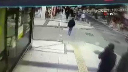 Yola saçılan paraları toplayıp gitti...O anlar kamerada