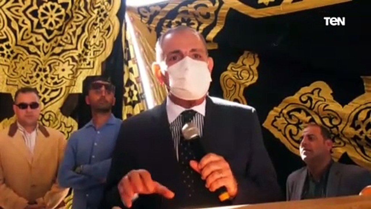 محافظ كفر الشيخ يكرم بيج رامي خلال احتفالات المحافظة بالعيد القومي