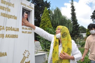 SANATÇI BARIŞ AKARSU'NUN ANNESİ AMASRA'DA SON YOLCULUĞUNA UĞURLANACAK