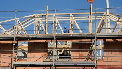 Ils achètent une maison sur plan, le promoteur veut construire un mur face à leur balcon