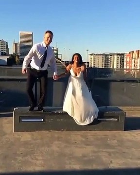 Elle se casse la cheville en pleine séance photo le jour de son mariage !