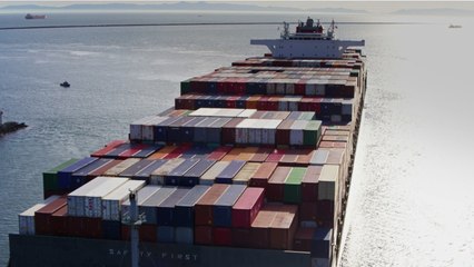 Brexit : embouteillage de bateaux plein de cadeaux de Noël dans un port, les navires déroutés