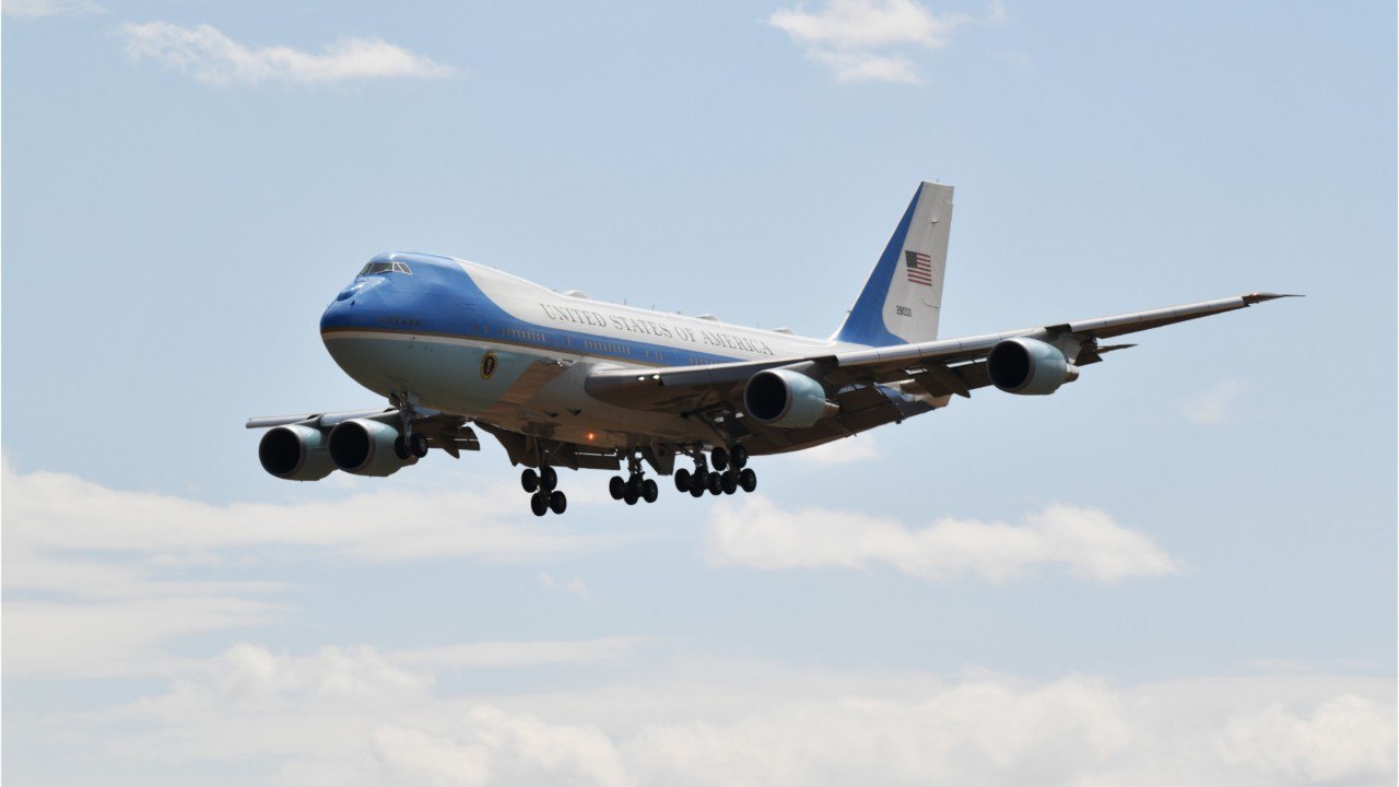 Des bouteilles de tequila vides retrouvées dans le futur Air Force One, Boeing enquête