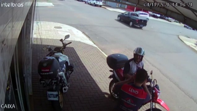 Câmeras registram forte colisão entre três carros na Rua Pio XII