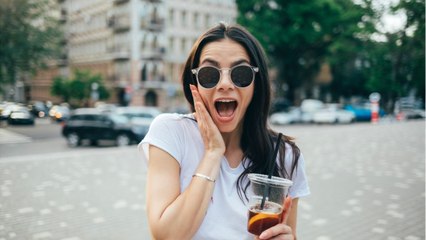 Garée sur une place de livraison, une voiture subit un traitement très particulier