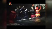 Crotone, 75 migranti bloccati su una barca: il salvataggio dei bambini nel mare in tempesta