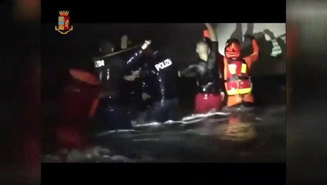 Crotone, 75 migranti bloccati su una barca: il salvataggio dei bambini nel mare in tempesta